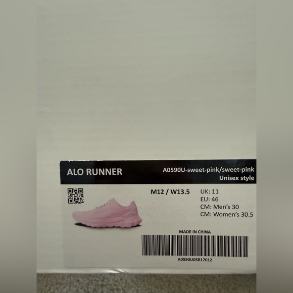 ALO Yoga Unisex Candy Heart Pink Runners 12M/13.5W - Picture 4 of 4